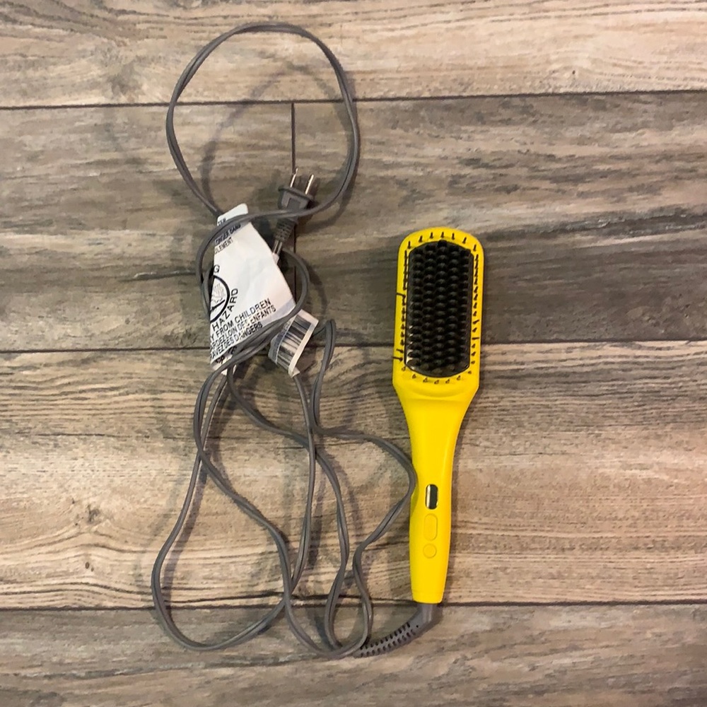 Drybar The Brush Crush Heated Straightening Brush